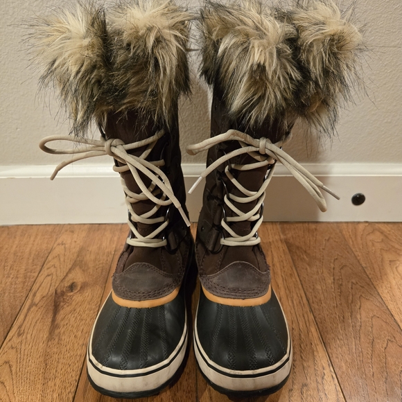 Sorel Shoes - Sorel Women's Winter Boots - Brown and Black with Fur Trim, Size 8